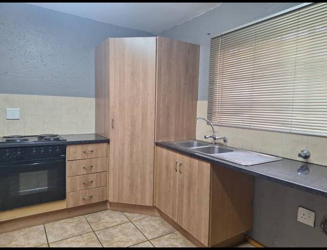 2 BEDROOM TOWNHOUSE FOR SALE IN SONNEVELD